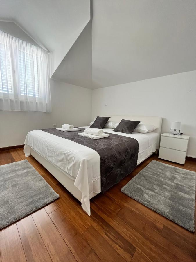 Sky - Beautiful Rooftop Apartment With Shared Pool Split Exterior photo