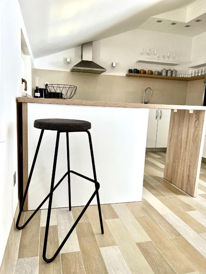 Sky - Beautiful Rooftop Apartment With Shared Pool Split Exterior photo