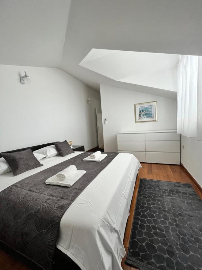 Sky - Beautiful Rooftop Apartment With Shared Pool Split Exterior photo
