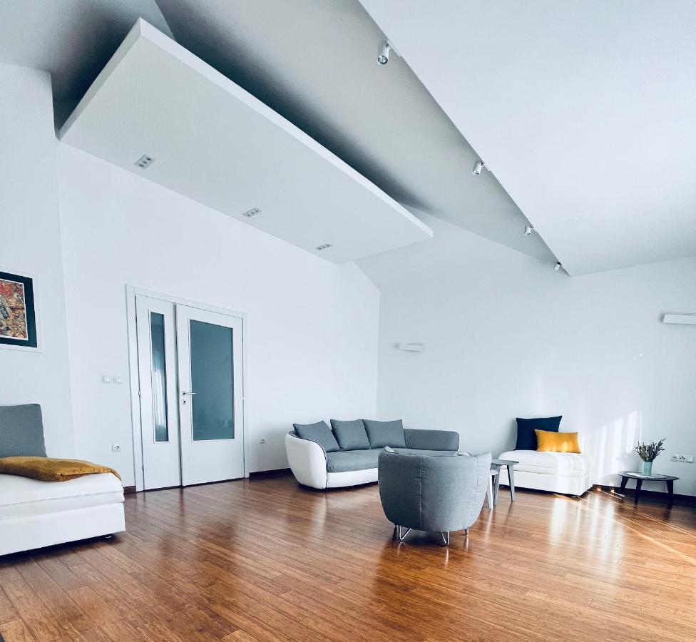 Sky - Beautiful Rooftop Apartment With Shared Pool Split Exterior photo