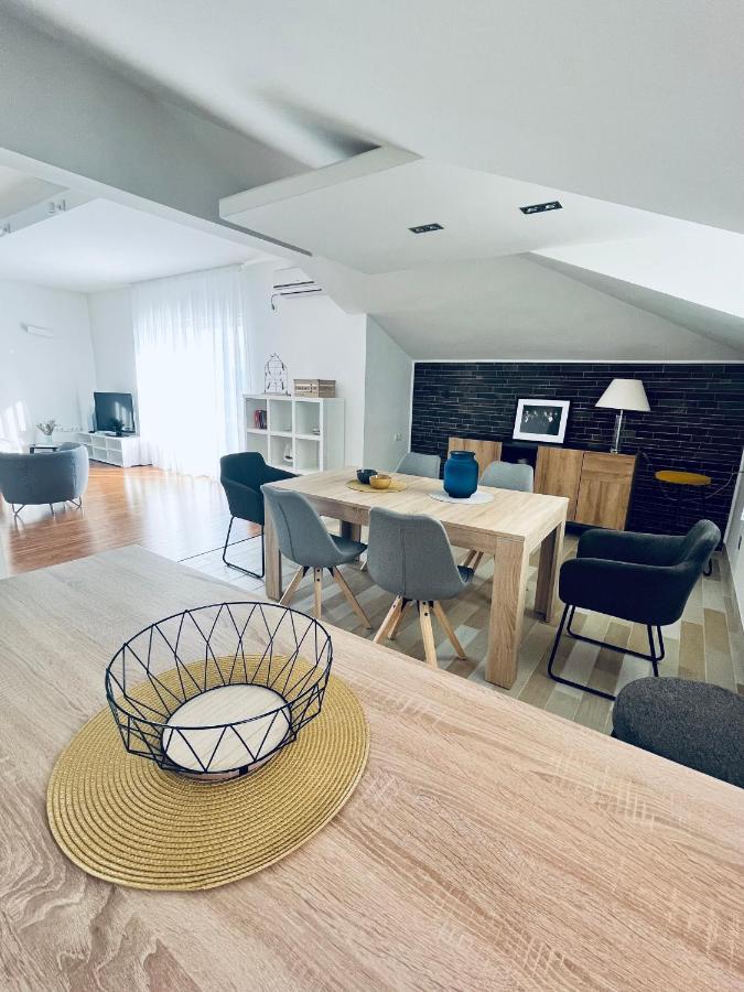 Sky - Beautiful Rooftop Apartment With Shared Pool Split Exterior photo