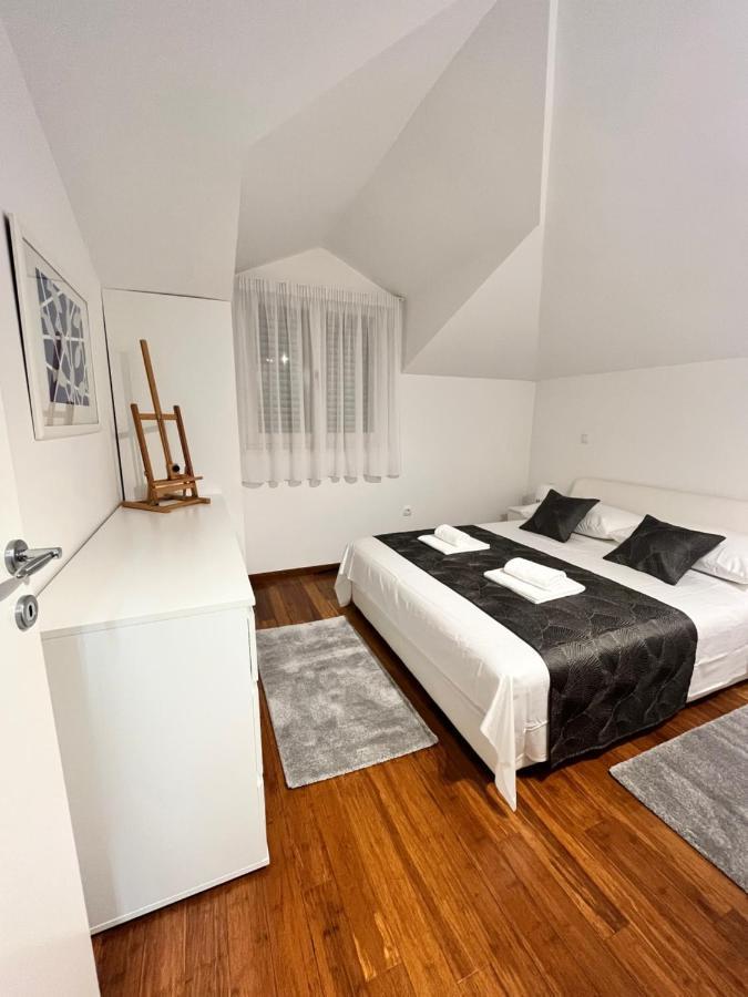 Sky - Beautiful Rooftop Apartment With Shared Pool Split Exterior photo